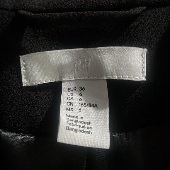 H&M lined, buttonless jacket with tiny gold embellishment on pocket ,like new - Picture 4 of 7